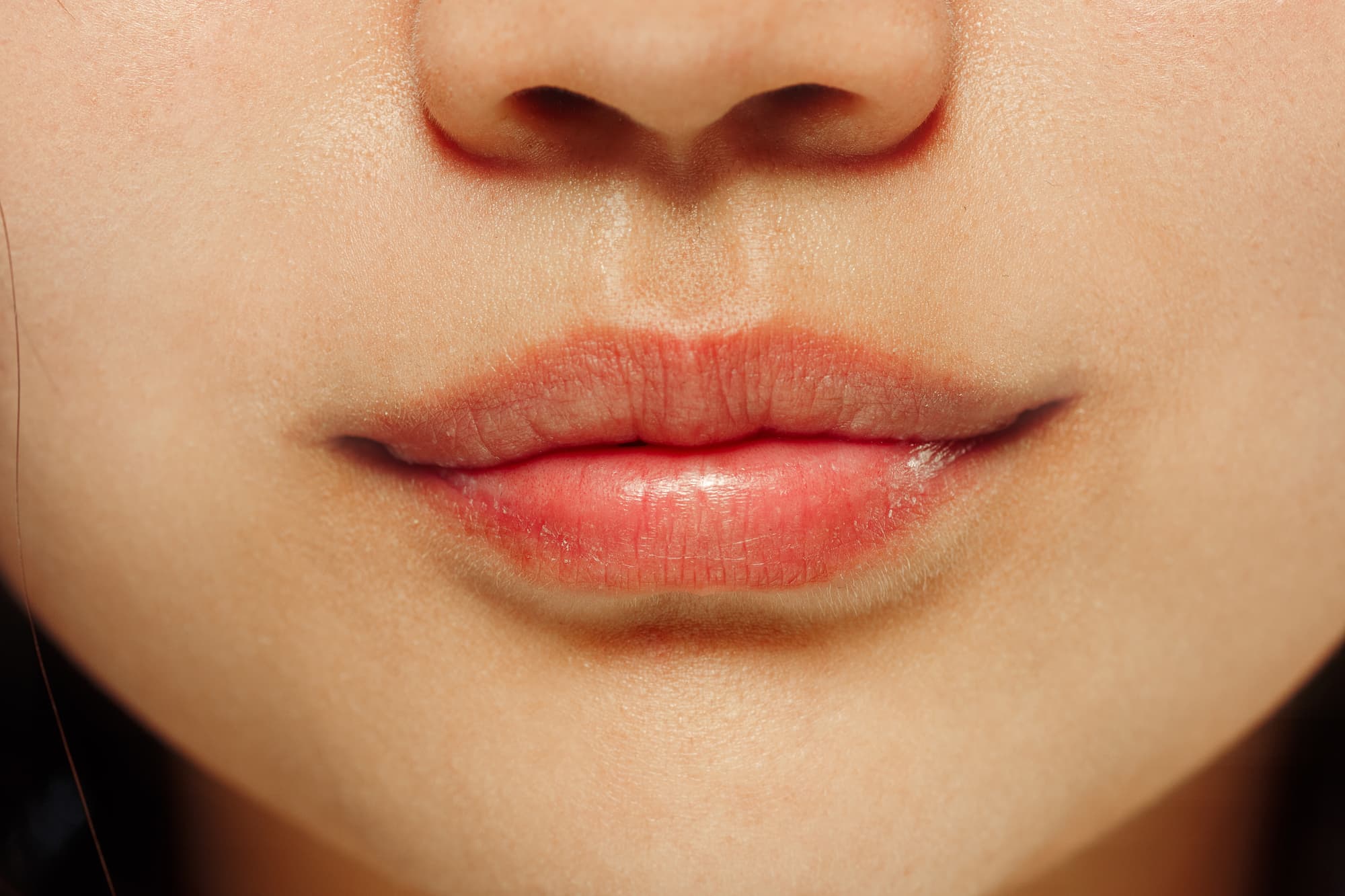 下唇が厚い人に似合う口紅の塗り方は？元の形よりも2ミリほど内側に小さく描く！ Fiache.