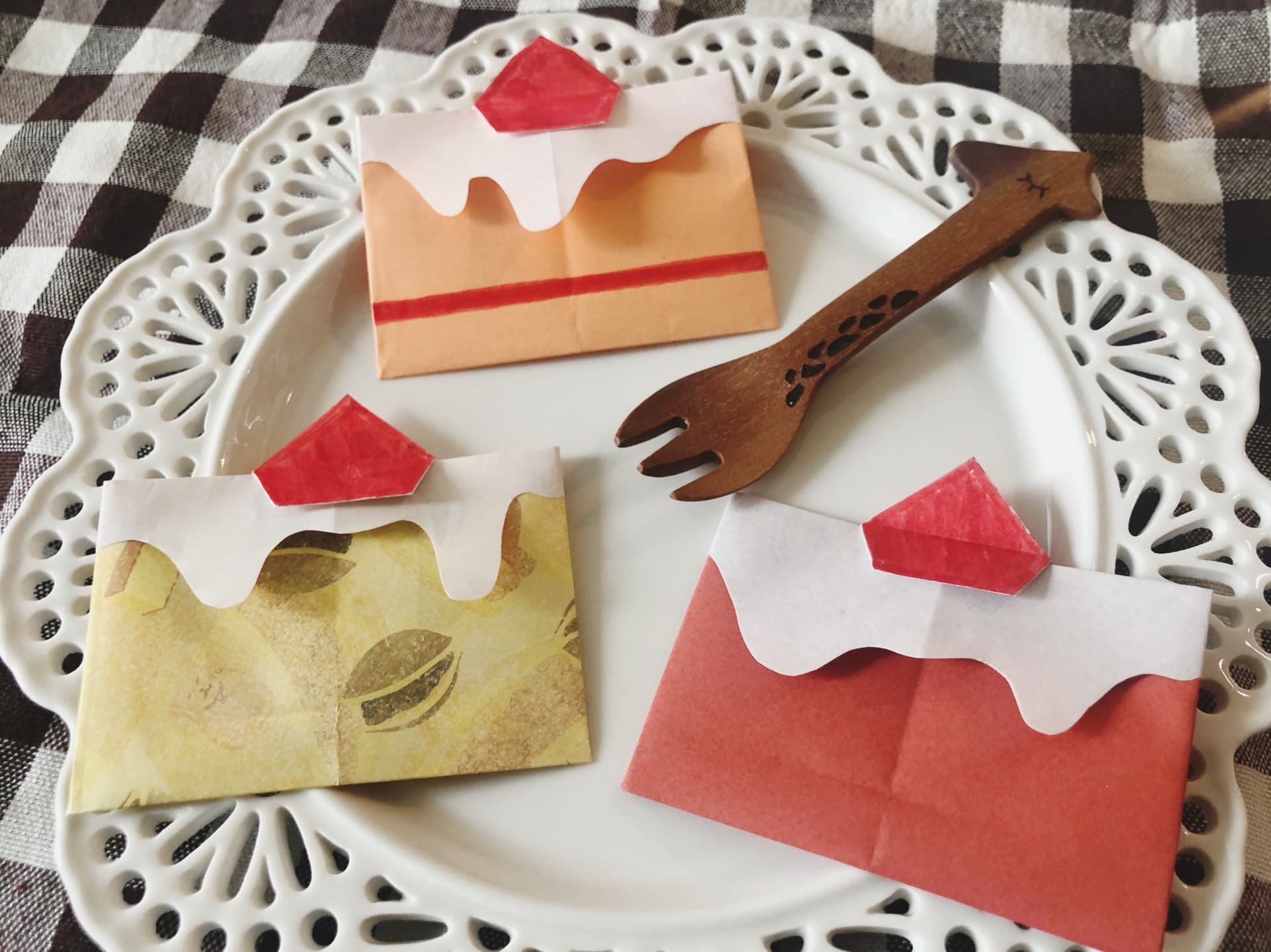 クリスマスにピッタリ 折り紙で作るおすすめクリスマス飾りを教えて 折り紙でショートケーキを作ろう Fiache