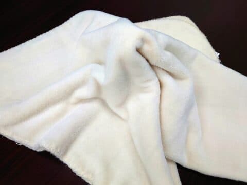 冬の温まりグッズは毛布。白いひざ掛け