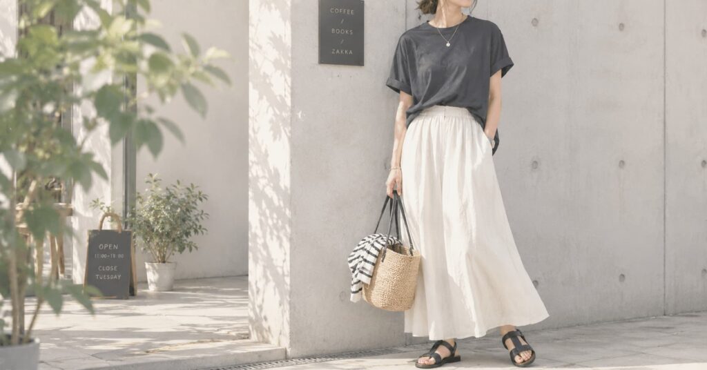 チャコールグレーのTシャツが秋の訪れを感じさせる晩夏コーデ